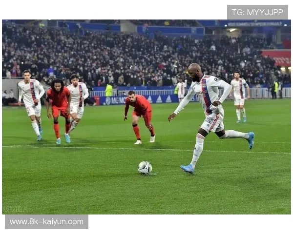 里昂高压踢法掌控节奏，里尔客场防线崩盘